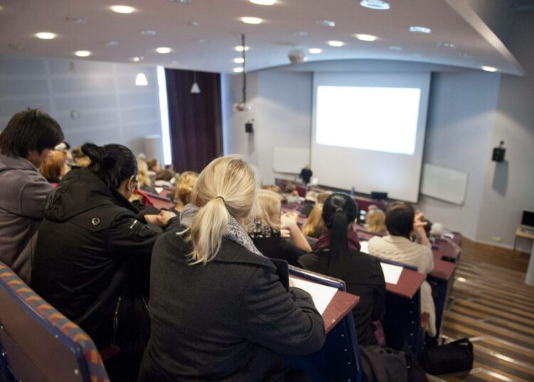 Hallintohenkilökunnan vähentyessä myös opintojen ohjaus vähenee ja opetuksen laatu kärsii, kirjoittaa Aino-Kaisa Pekonen.