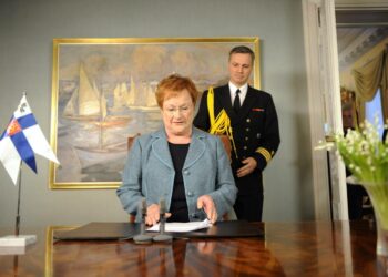 Tasavallan presidentti Tarja Halonen uudenvuodenpuheen nauhoituksessa presidentinlinnassa. Taustalla adjutantti, komentajakapteeni Kaarle Wikström.