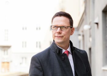 Tasa-arvovaltuutettu Jukka Maarianvaara kertoo, että Suomi on heikennyksistä huolimatta edelleen yksi maailman tasa-arvoisimmista maista.