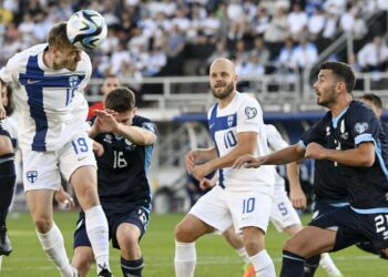 Teemu Pukki (10) seurasi lähietäisyydeltä Daniel Håkansin (19) puskumaalia.