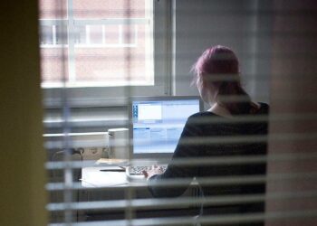 Yhä suurempi osa töistä hoituu tulevaisuudessa koneilla. Tämä merkitsee työn muuttumista yksipuolisemmaksi,  jolloin myös työntekijän psyykkinen ylikuormitus lisääntyy.