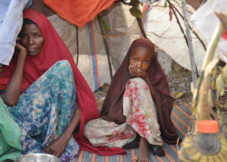 Kolme vuosikymmentä kestäneen aseellisen konfliktin vuoksi Somalian väestöstä yli puolet elää äärimmäisessä köyhyydessä. Erityisen heikossa asemassa ovat maansisäiseen pakolaisuuteen pakotetut, kuten kuvan äiti ja tytär.