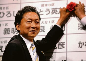 Yukio Hatoyama, Japanin Demokraattisen puolueen (DPJ) puheenjohtaja, oli yhtä hymyä vaalivoiton jälkeen.