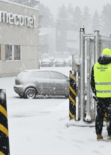 Lakkovahdit Sami Heikkinen ja Juuso Vuorenmaa Meconetin tehtaan edustalla Vantaalla.