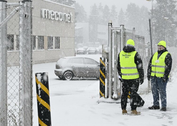 Lakkovahdit Sami Heikkinen ja Juuso Vuorenmaa Meconetin tehtaan edustalla Vantaalla.