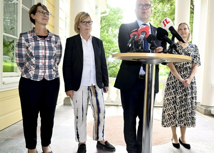 Hallituspuolueiden puheenjohtajat ovat Sari Essayah (kd.), Anna-Maja Henriksson (r.), pääministeri Petteri Orpo (kok.) ja Riikka Purra (per.).