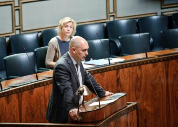 Perussuomalaisten Ari Jalonen (edessä) ja kuntaministeri Henna Virkkunen.