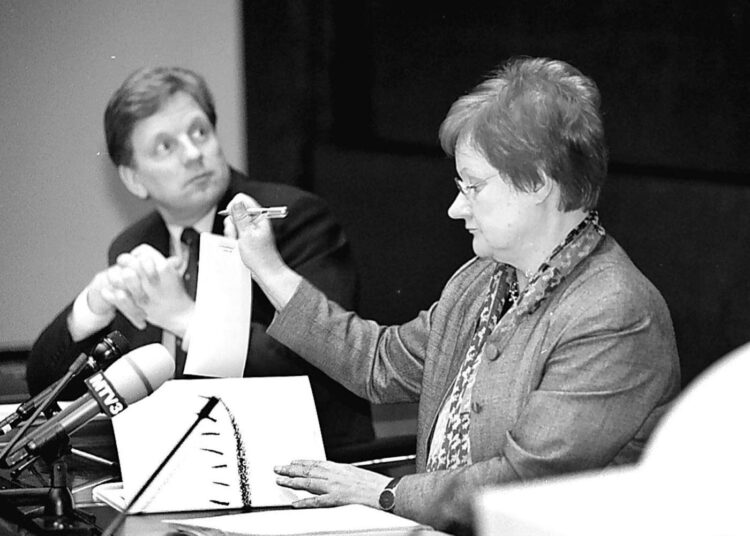 Esko Aho ja Tarja Halonen turvallisuuspoliittisessa keskustelussa 18.1.2000.