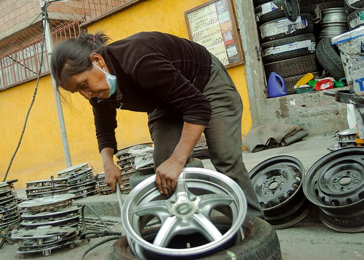 Bolivialainen Ana Castillo korjaa työkseen autonrenkaita ja rakastaa työn fyysisyyttä. Lisäksi hänet tunnetaan lahjakkaana klassikkoautojen entisöijänä.