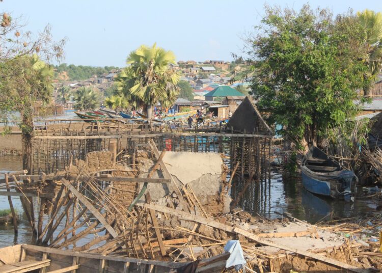 Tulvista kärsinyt kalastajakylä Ugandan Albertinen alueella. Tulvat ja mutavyöryt ovat yleistyneet monilla Ugandan seuduilla.