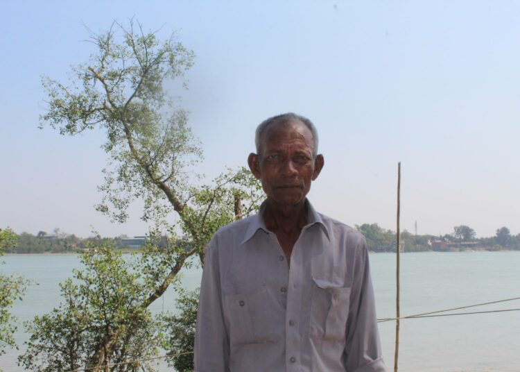 Jishuram Das on lapsuudesta lähtien pyytänyt kalaa Karnaphulijoesta. Entinen ammattikalastaja viettää nykyään yhä enemmän aikaa joutilaisuudessa, sillä joen kalakanta on romahtanut saasteiden ja meriveden yhä syvemmälle jokisuistoon tunkeutumisen vuoksi.