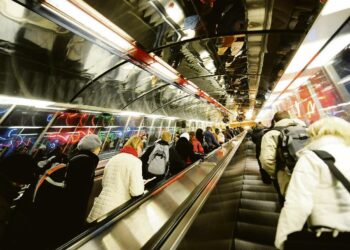 Työmatkaliikennettä Helsingin metrossa.