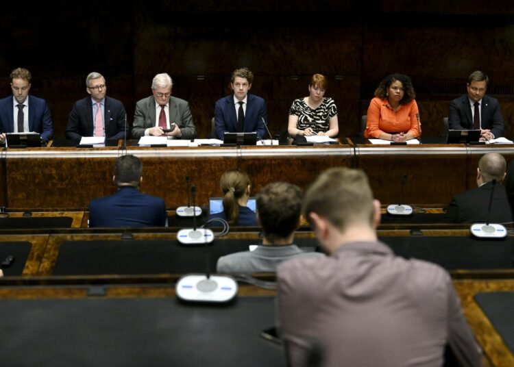 Eduskunnan perustuslakivaliokunta piti tiistaina tiedotustilaisuuden niin sanotusta käännytyslaista. Paikalla olivat valiokunnan jäsenet Petri Honkonen, Mats Löfström, Johannes Koskinen, puheenjohtaja Heikki Vestman, Anna Kontula, Fatim Diarra ja Vilhelm Junnila.