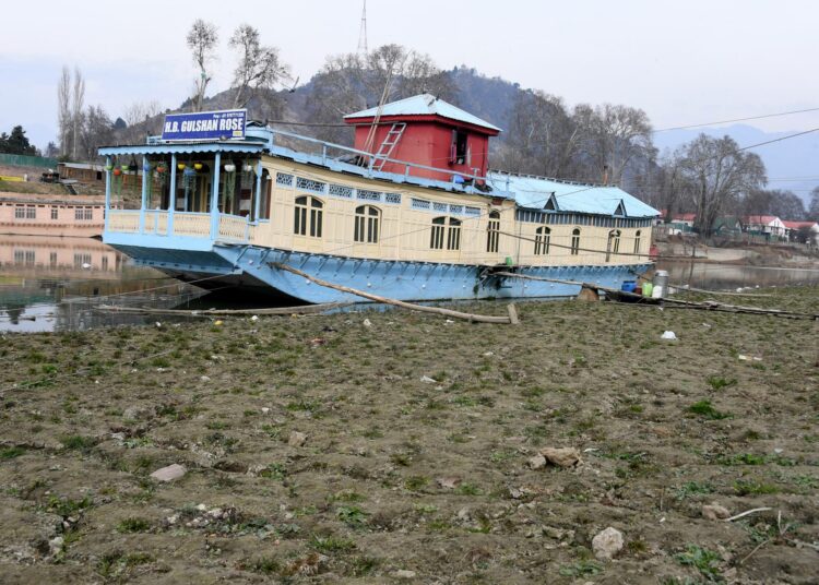 Asiantuntijat varoittavat, että sateisuuden väheneminen Kashmirissa vaikuttaa vakavasti alueen vesivaroihin. Jokien kuivuminen haittaa niin maataloutta kuin energiantuotantoakin ja lisäksi juomavedestä uhkaa tulla pula.